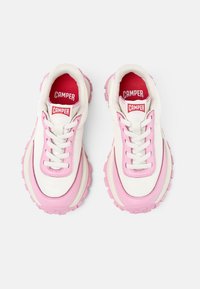 Sneakers bianchi con accenti rosa, dotati di una suola testurizzata, design con lacci e logo CAMPER in evidenza sulla linguetta.