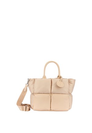 Bolso acolchado beige con dos asas superiores, correa de hombro desmontable y una etiqueta redonda con marca colgando de una asa.
