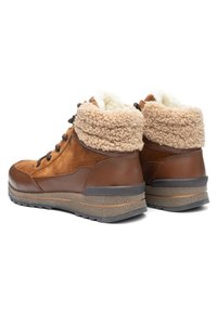 Brązowe zimowe buty z sznurowaniem, podszyte barankiem wokół kostki, z teksturowaną gumową podeszwą, ukazane pod kątem, prezentujące widok z tyłu i z boku.
