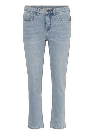 Lichtblauwe slim-fit jeans met knoop- en ritssluiting aan de voorkant, vijf zakken en lichte vervaging op de dijen, weergegeven op een witte achtergrond.