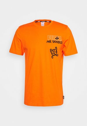 T-shirt orange vif à manches courtes avec le texte "PUMA MR DOODLE !" et un graphisme griffonné noir sur la partie supérieure gauche de la poitrine.