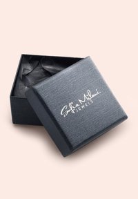 Schmuckkästchen aus schwarzem Textil mit einem leicht geöffneten Deckel, der schwarzes Seidenpapier im Inneren und das Logo "Sofia Milani Jewels" in Weiß zeigt.