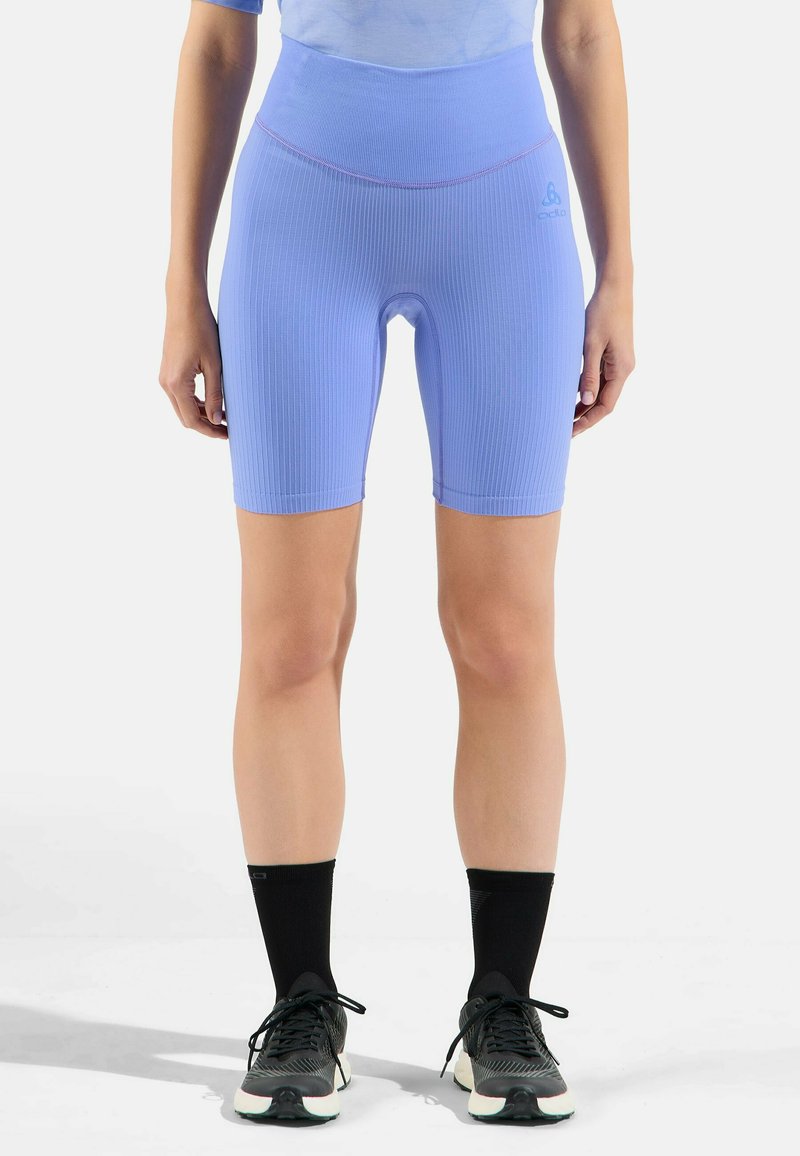 Lichtblauwe geribde fietsshorts met een hoge tailleband en contrasterende roze stiksels. Het materiaal is glad met een aansluitend ontwerp.