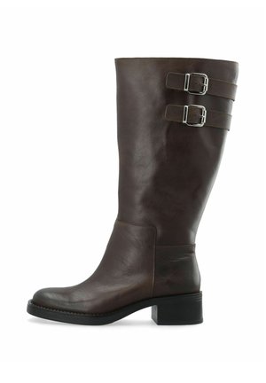 Botte mi-mollet en cuir marron foncé avec deux lanières à boucles argentées près du haut et un petit talon bloc.