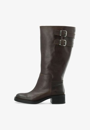 Botte mi-mollet en cuir marron foncé avec deux lanières à boucles argentées près du haut et un petit talon bloc.