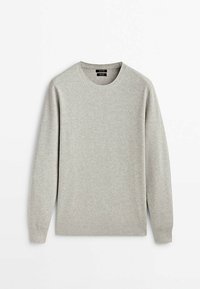 Pull en maille gris clair texturé à manches longues et col rond, présenté à plat sur un fond blanc.