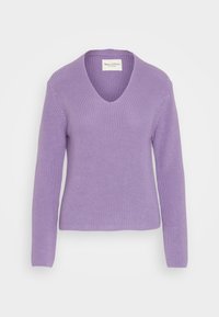 Jersey de punto morado con escote en V y mangas largas. Textura acanalada, tejido ligero, sin patrones visibles ni detalles metálicos.