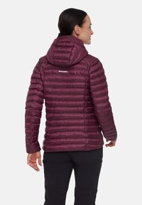 Bordowa kurtka puchowa z poziomym przeszyciem, dopasowanym kapturem i logo z tyłu. Gładka, błyszcząca tekstura z elastycznymi mankietami.