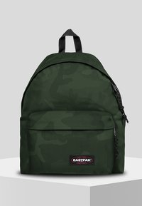 Mochila de camuflaje verde hecha de tejido duradero; cuenta con un bolsillo frontal, cremallera negra y correas de hombro acolchadas para mayor comodidad.