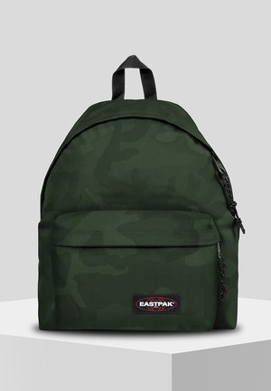 Mochila de camuflaje verde hecha de tejido duradero; cuenta con un bolsillo frontal, cremallera negra y correas de hombro acolchadas para mayor comodidad.