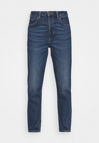 Jeans de mezclilla azul oscuro con un corte recto, cinco bolsillos y detalles de costura clara en las costuras. Cintura de altura media y pierna ajustada que termina.