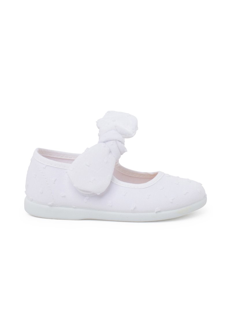 Weiße Ballettschuhe aus Stoff mit einem strukturierten Punktmuster, einer runden Zehenpartie und einer Schleifenverzierung an der Seite. Weiche, flexible Sohle für Komfort.