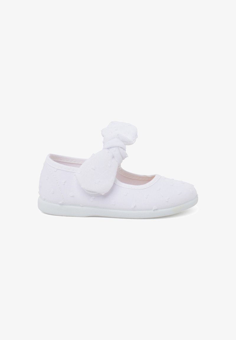 Ballerines en tissu blanc avec un motif de points texturés, un bout rond et un accent en nœud sur le côté. Semelle souple et flexible pour le confort.