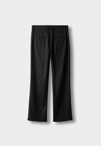 Melnas formālās bikses ar divām atlokāmajām kabatām aizmugurē, jostas cilpām un taisnu kāju griezumu, izklātas uz baltas virsmas.