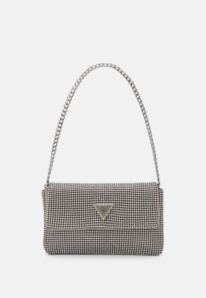 Hellegraue metallische Handtasche mit einer Kettenriemen, verziert mit kleinen kreisförmigen metallic Nieten und einem dreieckigen Markenlogo.