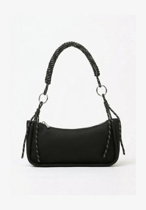 Sac à main rectangulaire noir avec poignée en corde tressée attachée par des anneaux métalliques et fermeture éclair sur le dessus.