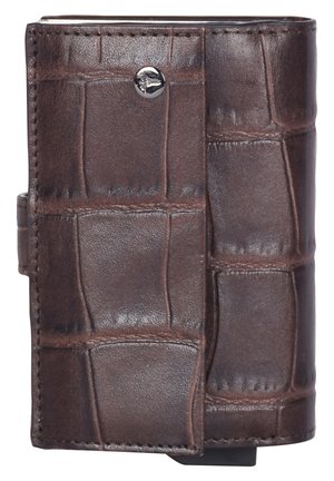 Portefeuille en cuir marron avec un motif en crocodile texturé, doté d'une fermeture à bouton en argent et d'une fente sur le côté pour cartes ou espèces.