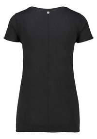 Sort kortærmet skjorte med rundet halsudskæring, der har en søm på ryggen og knapdetalje ved halsen. Fremstillet af et struktureret stof.