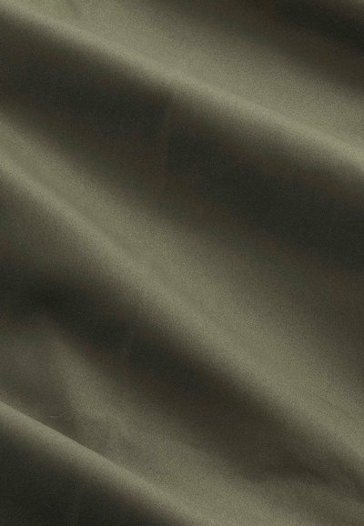 Olijfgroen stof met een gladde, iets glanzende textuur, gekenmerkt door zachte plooien en golven, wat duidt op een lichtgewicht en flexibel materiaal.