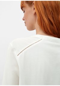 s.Oliver LONGSLEEVE MIT SPITZEN-DETAILS - Blouse - ecru