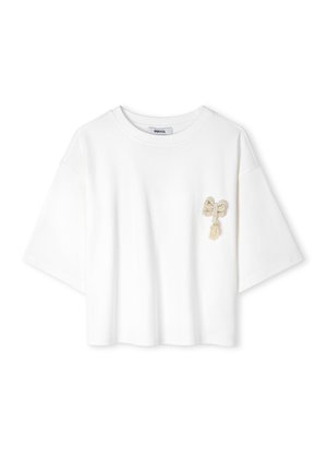 T-shirt bianca a maniche corte con scollo rotondo e un piccolo fiocco decorativo beige sulla zona del petto sinistro.