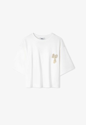 Witte T-shirt met korte mouwen en een ronde hals, met een kleine beige decoratieve strik op de linkerborst.