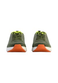 Scarpe sportive verdi con una tomaia in maglia testurizzata, lacci giallo neon e una suola in gomma arancione. Caratteristiche includono sei fori per i lacci e un colletto imbottito.