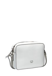Hvid læder crossbody taske med firkantet form, sølv hardware-detaljer, struktureret overflade og lynlåslukning. Har et logo på fronten.