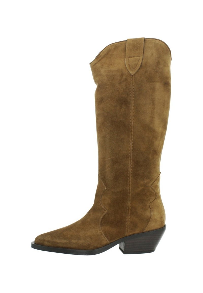 Botas de ante marrón hasta la rodilla con puntera afilada, detalles en forma de ondas y un tacón bajo y texturizado.