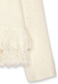 Kremna pulover s mehkim, teksturiranim zaključkom in resastim robom. Tkanina je lahka, kar zagotavlja prijeten in topel videz.