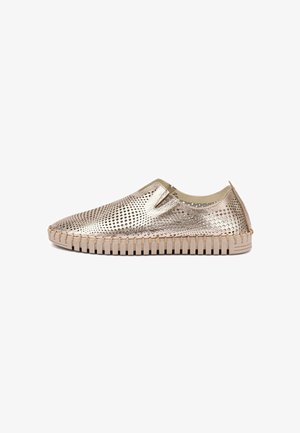 Zapato casual sin cordones con parte superior metálica perforada y suela de goma beige con detalles cosidos alrededor del borde.