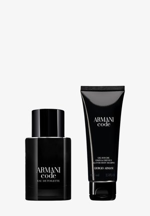 Eau de toilette Armani Code dans un flacon cylindrique noir, accompagné d'un tube noir assorti de gel douche pour tout le corps, tous deux avec des inscriptions blanches.