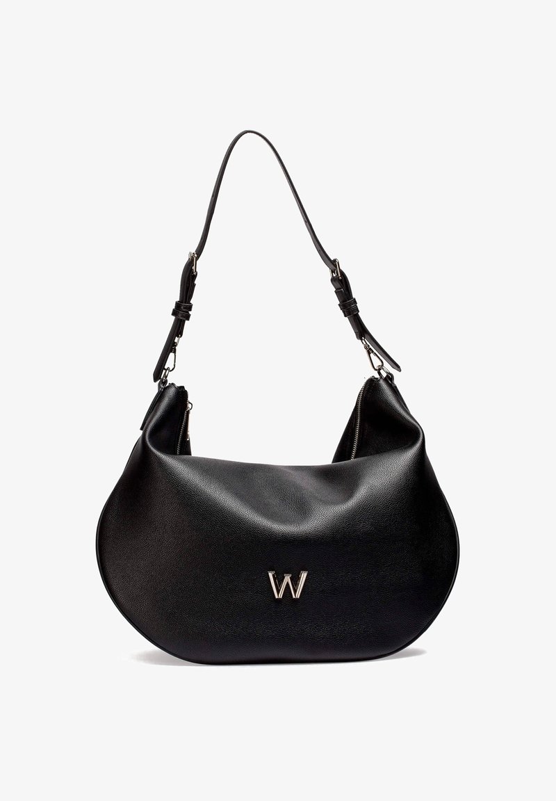 Czarna skórzana torba na ramię o zaokrąglonym kształcie, z regulowanym paskiem, srebrnymi zamkami błyskawicznymi i srebrnym logo "W" na środku przodu.