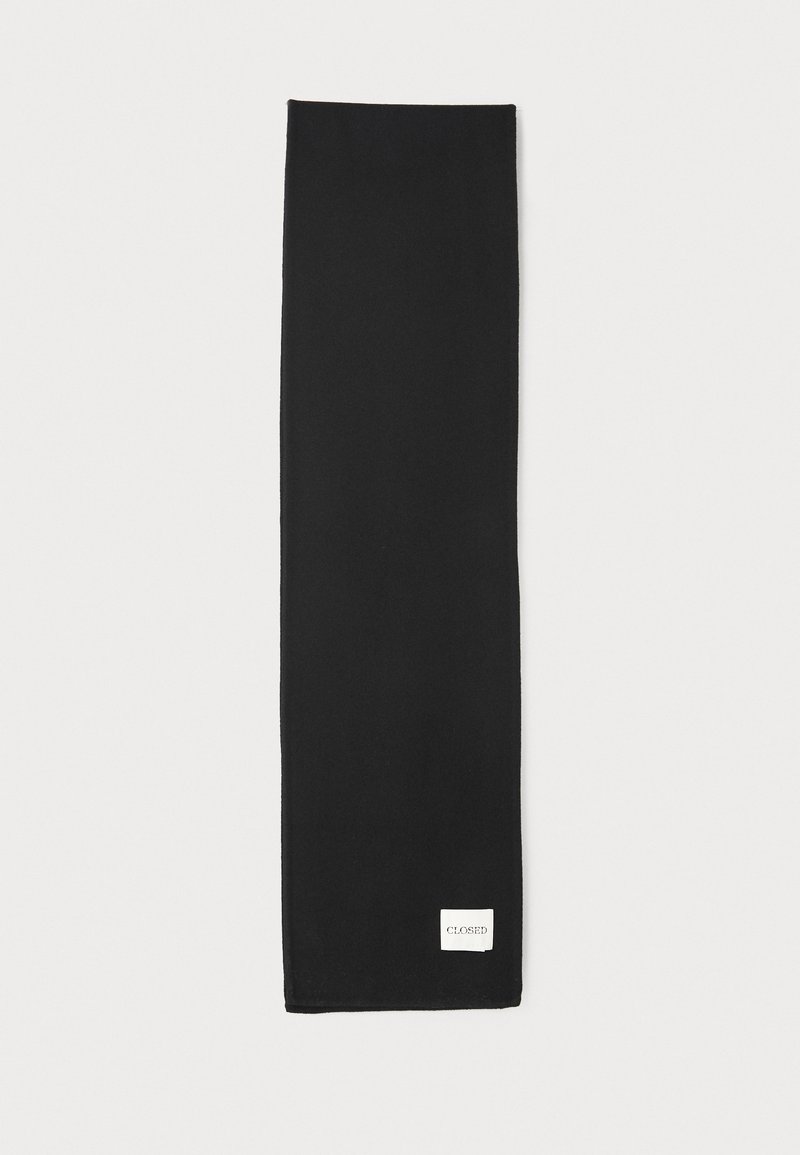 Cachecol preto feito de tecido suave, em forma retangular, com um pequeno rótulo branco com a palavra "CLOSED" em uma das extremidades. Textura suave.
