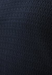 Texturiertes, dunkelblaues Gewebe mit einem erhabenen, verwobenen Muster. Das Material erscheint glatt mit einem leichten Stretch, ideal für Bekleidungsanwendungen.