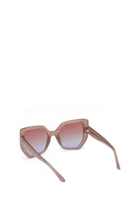 Lunettes de soleil hexagonales avec une monture translucide rose et des verres dégradés passant du rose au bleu. Elles présentent des accents texturés et des branches élégantes.