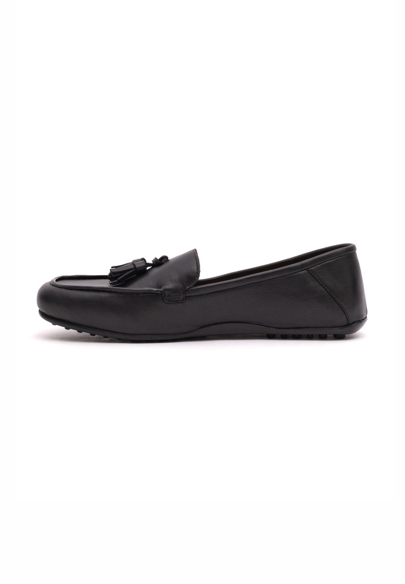 Mocassino in pelle nera con punta arrotondata, superficie liscia e dettagli in nappina sulla parte anteriore. Suola flessibile con motivi antiscivolo.