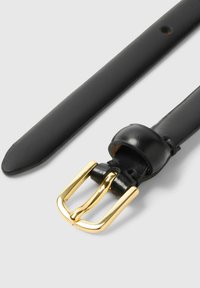 Mustat nahkavyö, jossa on sileä pintatekstuuri, kulta metallihaka ja lovettu hihna säädettävää istuvuutta varten.