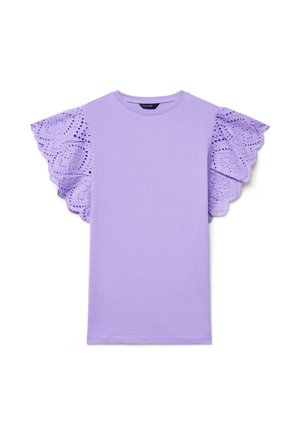 Blusa lilla a maniche corte con scollo rotondo e dettagli in pizzo traforato con volant sulle maniche, che creano un motivo smerlato.