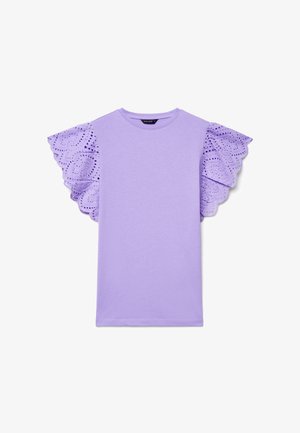 Blusa lilla a maniche corte con scollo rotondo e dettagli in pizzo traforato con volant sulle maniche, che creano un motivo smerlato.