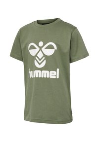 Kortærmet t-shirt i olivengrøn med hvid geometrisk bi-logo og teksten "hummel" foran, rund halsudskæring, afslappet pasform.