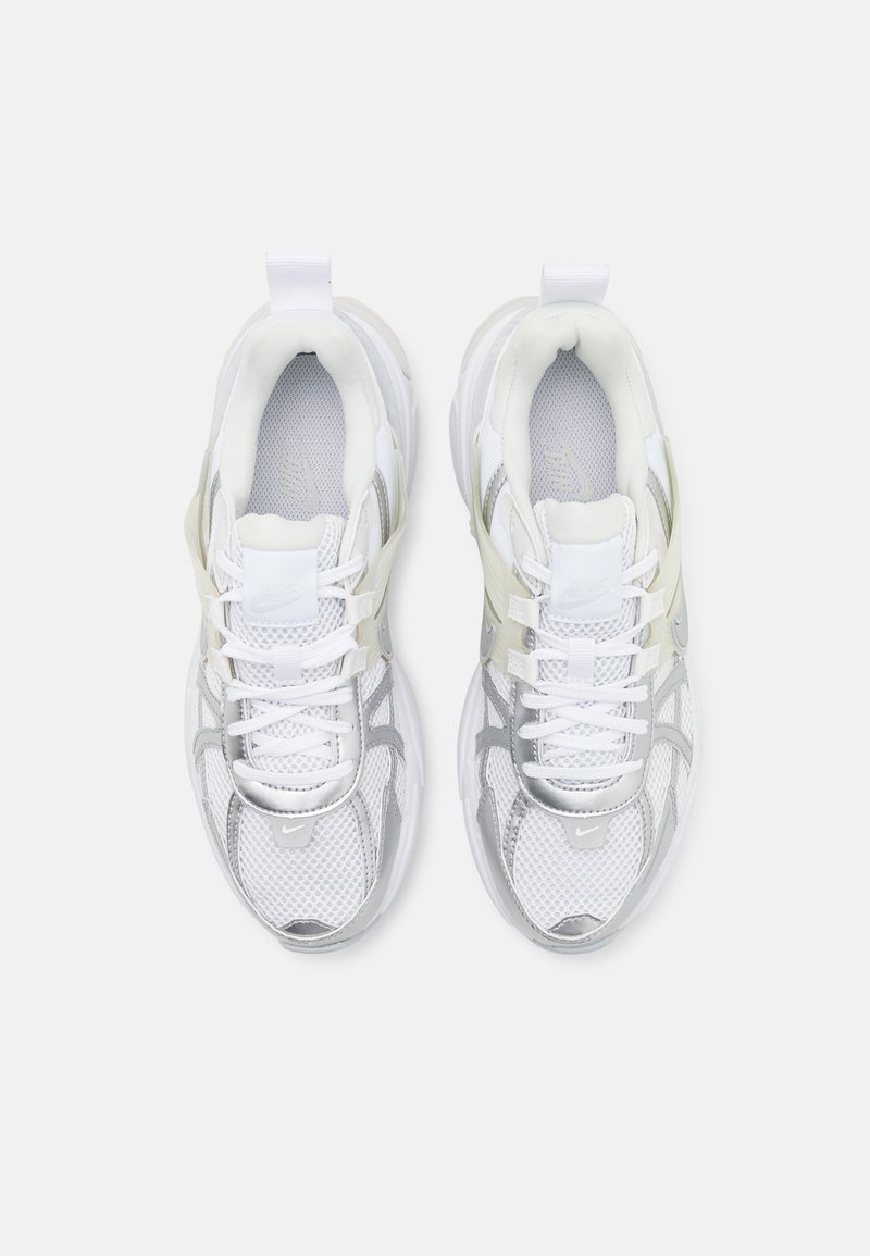 Sneaker bianchi in rete e sintetico con dettagli argentati, punta rotonda, collare imbottito e lacci. Progettati per comfort e traspirabilità.