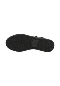 Semelle de chaussure en caoutchouc noire avec des rainures texturées et un logo. Le design comprend des nervures pour une adhérence accrue et un bord extérieur lisse.