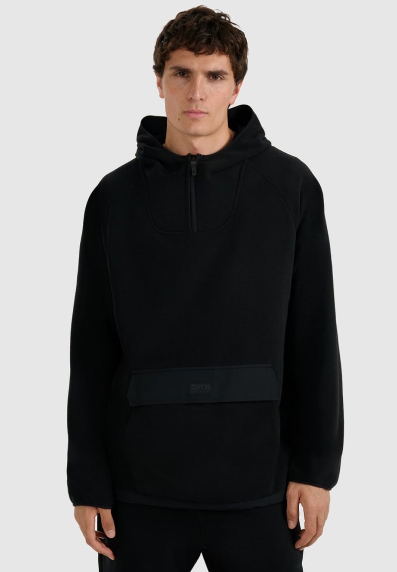 Polaire noire à capuche avec une fermeture éclair partielle à l'avant, une poche kangourou et une bande horizontale à la taille avec un détail de marque.