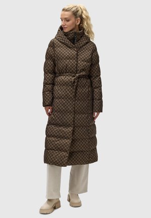 Lang gewatteerde jas in bruine ruitpatroon, met een capuchon en riem. Kenmerkt zich door een gestructureerde afwerking en grote plofjes voor isolatie. Gedragen over crèmekleurige broek.