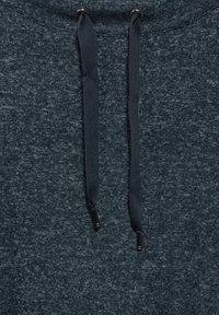 Tummansininen huppari, jossa on tekstuuripinta, ja navy-sävyiset nyörit, joissa on metalliset päällysteet. Suunnittelu on yksinkertainen ja ilman koristeluja.