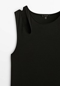 Haut sans manches noir en tissu lisse, avec une découpe unique à l'épaule et une coupe décontractée. Étiquette à l'intérieur.