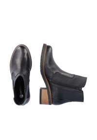 Bottines en cuir noir avec un léger talon, équipées d'une fermeture éclair sur le côté, d'un panneau extensible et de détails en bois brun clair contrastant.