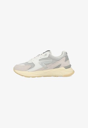 Sneakers met een bovenwerk van mesh en suède in wit, grijs en lichtbeige. Voorzien van een dikke rubberen zool en veters. Geweven accenten op de bovenkant.