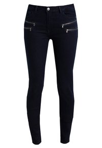 Jeans skiny azul oscuro de denim, con dos bolsillos delanteros con cremallera y un cierre clásico con botón en la cintura.